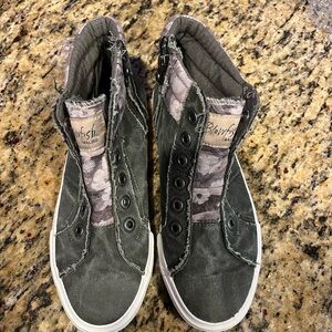 Blowfish Floral Camo Sneakers, size 9